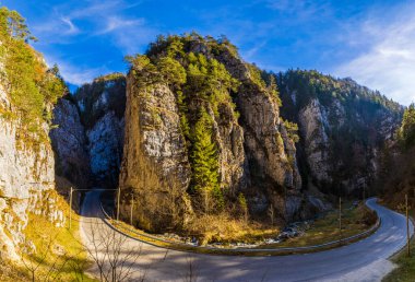 Romanya 'nın Karpat Dağları' ndaki güzel dağ manzarası sonbahardan kışa geçiş döneminde.