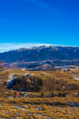 Romanya 'nın Karpat Dağları' ndaki güzel dağ manzarası sonbahardan kışa geçiş döneminde.