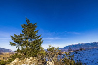 Romanya 'nın Karpat Dağları' ndaki güzel dağ manzarası sonbahardan kışa geçiş döneminde.