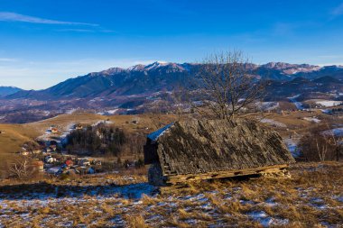 Romanya 'nın Karpat Dağları' ndaki güzel dağ manzarası sonbahardan kışa geçiş döneminde.
