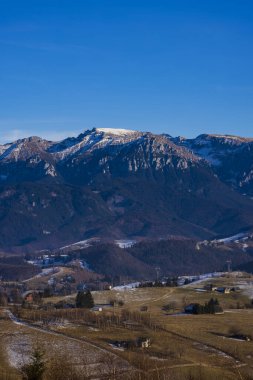 Romanya 'nın Karpat Dağları' ndaki güzel dağ manzarası sonbahardan kışa geçiş döneminde.