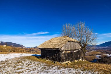Dağdaki eski ahşap ev