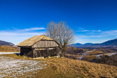 Dağdaki eski ahşap ev