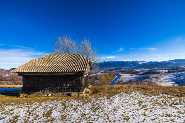 Dağdaki eski ahşap ev