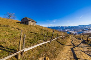 Dağdaki eski ahşap ev