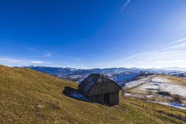 Dağdaki eski ahşap ev