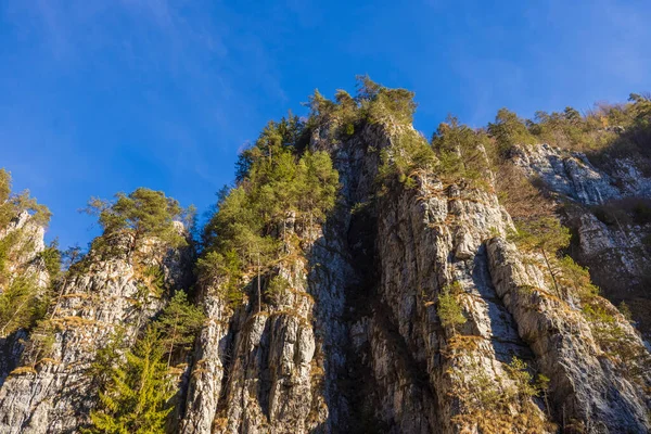 罗马尼亚喀尔巴阡山脉从秋天到冬天的美丽山景 — 图库照片