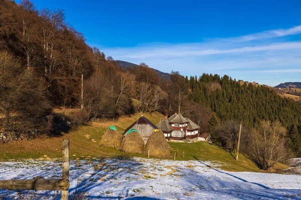 Bela Paisagem Montanhosa Nas Montanhas Dos Cárpatos Romênia Transição Outono — Fotografia de Stock