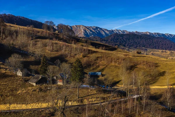 Kaunis Vuoristomaisema Karpaattien Vuoristossa Romania Siirtymävaiheessa Syksystä Talveen — kuvapankkivalokuva