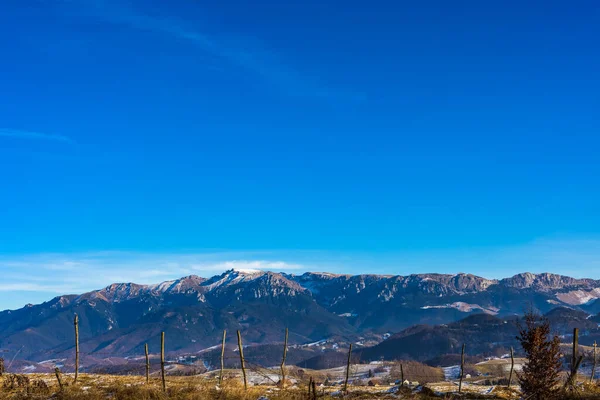 カルパチア山脈の美しい山の風景ルーマニア秋から冬への移行 — ストック写真