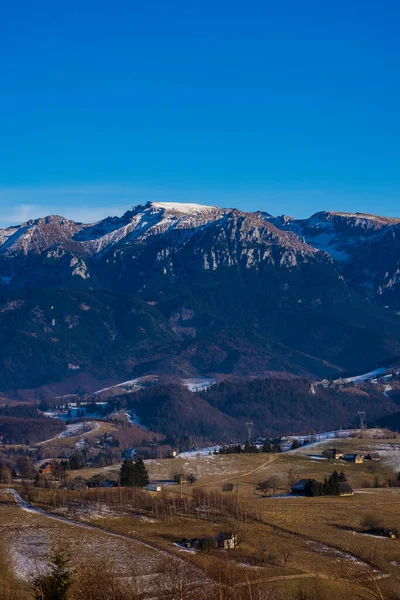 カルパチア山脈の美しい山の風景ルーマニア秋から冬への移行 — ストック写真