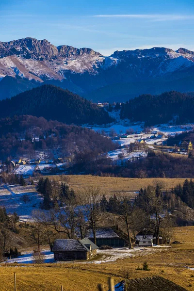 カルパチア山脈の美しい山の風景ルーマニア秋から冬への移行 — ストック写真