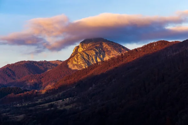 カルパチア山脈の美しい山の風景ルーマニア秋から冬への移行 — ストック写真