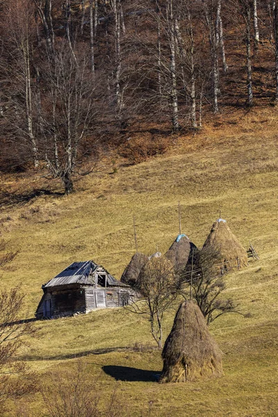 山の上の古い木造住宅 — ストック写真