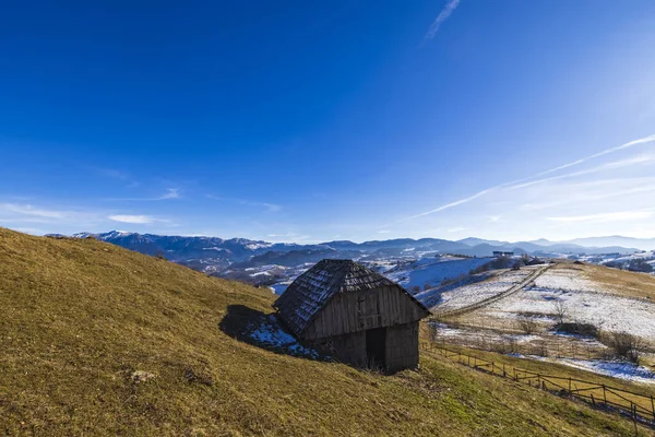 Dağdaki eski ahşap ev