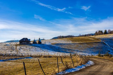 Dağdaki eski ahşap ev