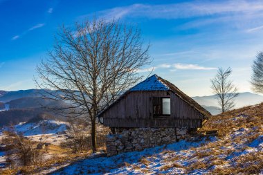 Dağdaki eski ahşap ev