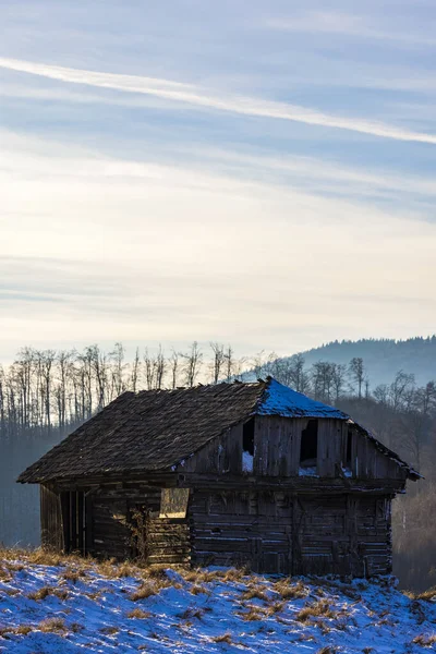 山の上の古い木造住宅 — ストック写真