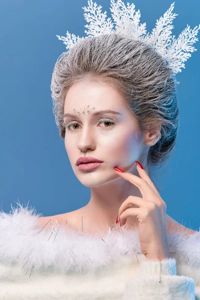 Zimowa Piękność Piękna Modelka Dziewczyna Fryzurą Śniegu Makijaż Świąteczny Makijaż — Zdjęcie stockowe