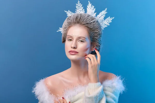 Winter Beauty Woman Schöne Mode Model Girl Mit Snow Hair — Stockfoto