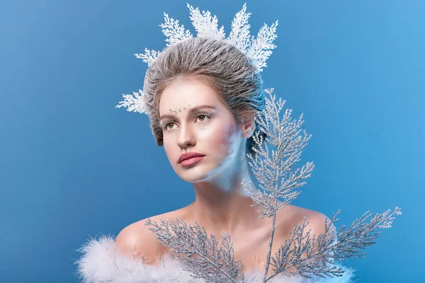 Χειμερινή Ομορφιά Όμορφη Μόδα Μοντέλο Κορίτσι Χιονάτη Στυλ Και Μακιγιάζ — Φωτογραφία Αρχείου