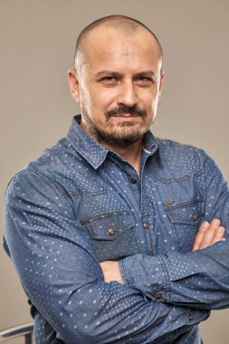 Kolları bağlı yakışıklı, beyaz bir adamın yakın çekimi.