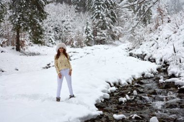 Kışın açık havada çekici bir genç kadın.