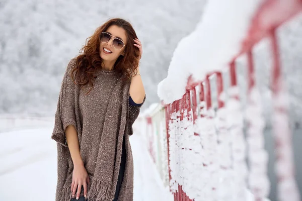 Attraktive Junge Frau Winter Draußen — Stockfoto