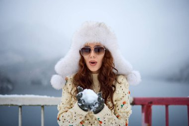 Kışın açık havada çekici bir genç kadın.