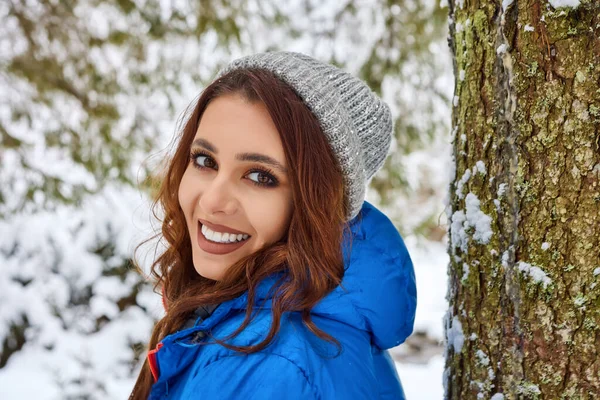 Aantrekkelijke Jonge Vrouw Winter Outdoor — Stockfoto