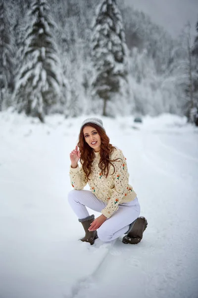 冬の屋外で魅力的な若い女性 — ストック写真