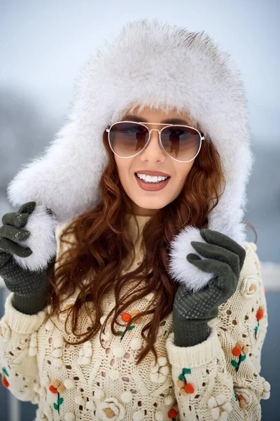 Attractive Young Woman Wintertime Outdoor — Stock Photo, Image