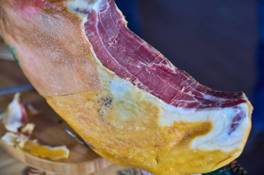 Jamon Serrano. Pazarda geleneksel İspanyol jambonu. Domuz budu jambonu masada. Restoranın içinde et. Bütün jamon stantta. Seçici odaklanma. Gurme jambon. Sığ DOF.