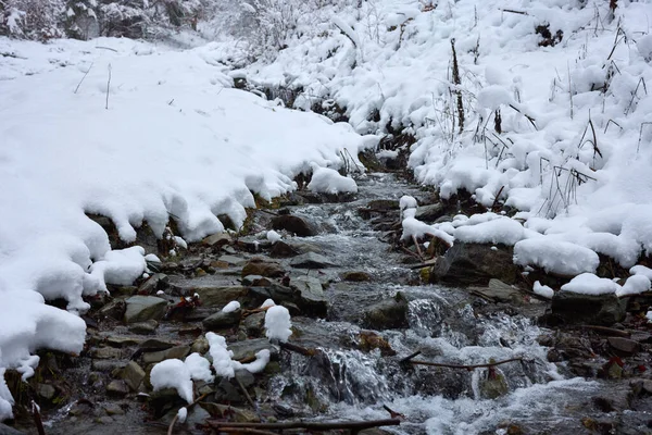 Kışın Dağ Nehri Olan Güzel Bir Manzara — Stok fotoğraf