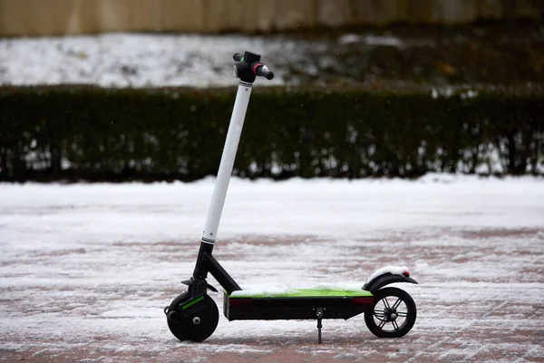Kış günü parkta elektrikli scooter.