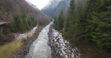 Dağlarda büyük taşlar olan dağ nehri, hava manzarası. 