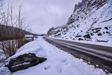 Kışın boş bir dağ yolu olan manzara