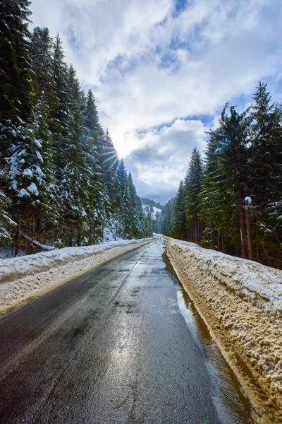 Kışın Boş Bir Dağ Yolu Olan Manzara — Stok fotoğraf