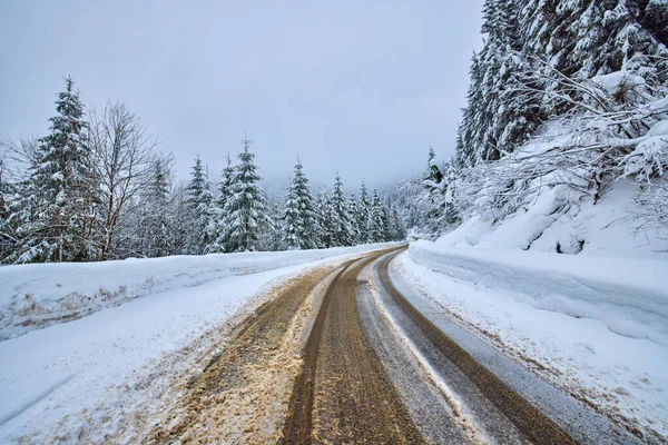 Kışın Boş Bir Dağ Yolu Olan Manzara — Stok fotoğraf