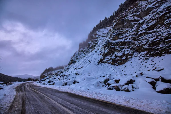 Krajobraz Pustą Górską Drogą Zimą — Zdjęcie stockowe