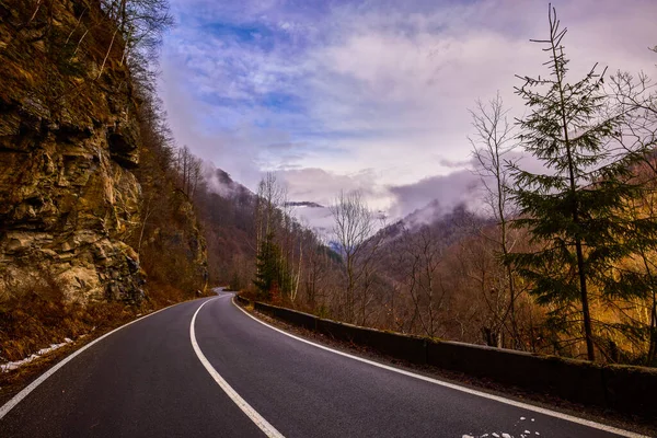 Krajina Prázdnou Horskou Cestou Zimě — Stock fotografie