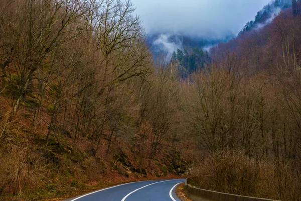 Krajina Prázdnou Horskou Cestou Zimě — Stock fotografie