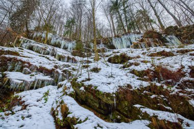 Kışın dağda buz sarkıtı oluşumları