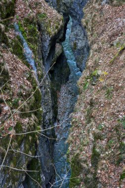 Kanyonda kış günü küçük şelaleleri olan bir dağ nehri olan güzel bir manzara..