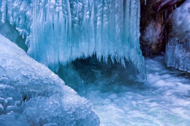 Kışın bir dağ nehrinde güzel buz oluşumları, kapatın..
