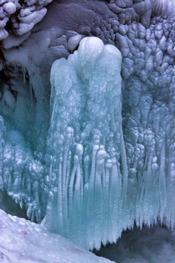 Kışın bir dağ nehrinde güzel buz oluşumları, kapatın..