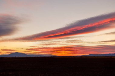 Romanya 'nın Brasov kenti yakınlarındaki Karpat dağları üzerinde gün batımı.