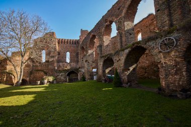 Slimnic Fortress: Transilvanya 'da Sibiu-Media yolunda yer alan Burgbasch tepesinde 14. yüzyılda kuleleri, kilisesi, kalesi olan güçlendirilmiş bir muhafaza inşa edildi.
