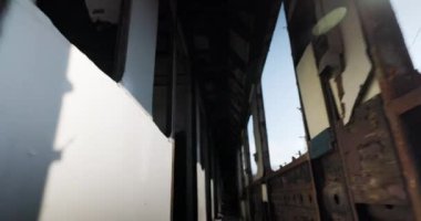 Terk edilmiş bir tren vagonunun içinde el kamerasıyla çekilmiş.