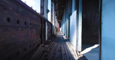 Terk edilmiş bir tren vagonunun içinde el kamerasıyla çekilmiş.